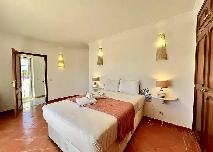 Alvor Traditional With Pool By Homing 别墅 *