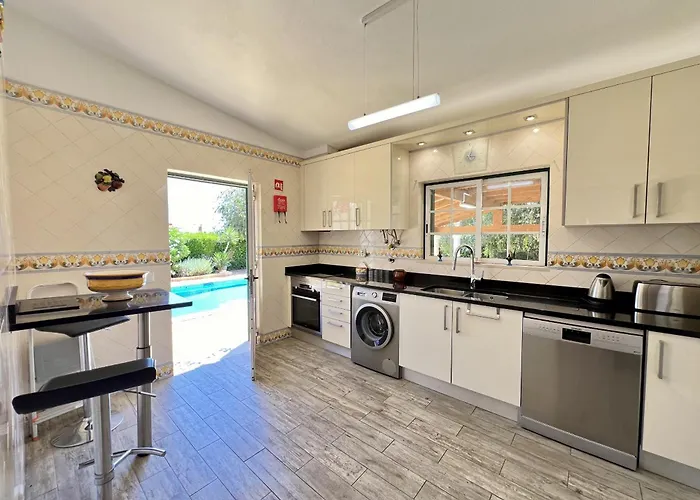 别墅 Alvor Traditional With Pool By Homing *